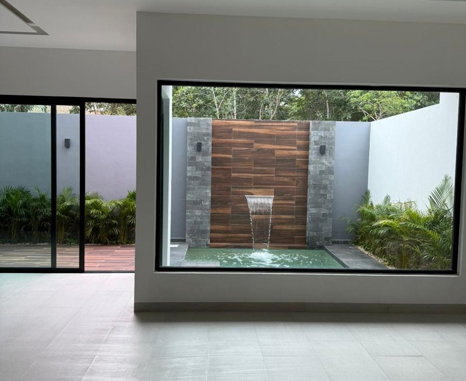 Casa en Vía Cumbres Cancún con alberca y 4 recámaras en Brisa 9. En venta o renta en zona premium de alta plusvalía.