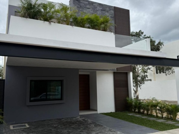 Casa en Vía Cumbres Cancún con alberca y 4 recámaras en Brisa 9. En venta o renta en zona premium de alta plusvalía.
