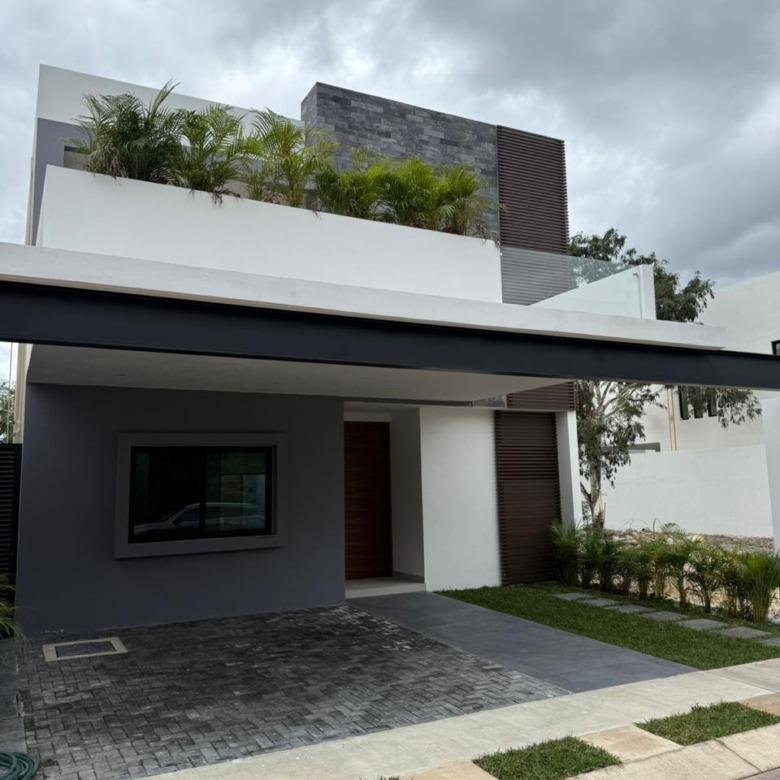 Casa en Vía Cumbres Cancún con alberca y 4 recámaras en Brisa 9. En venta o renta en zona premium de alta plusvalía.