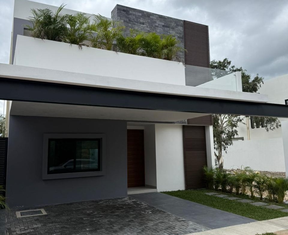 Casa en Vía Cumbres Cancún con alberca y 4 recámaras en Brisa 9. En venta o renta en zona premium de alta plusvalía.