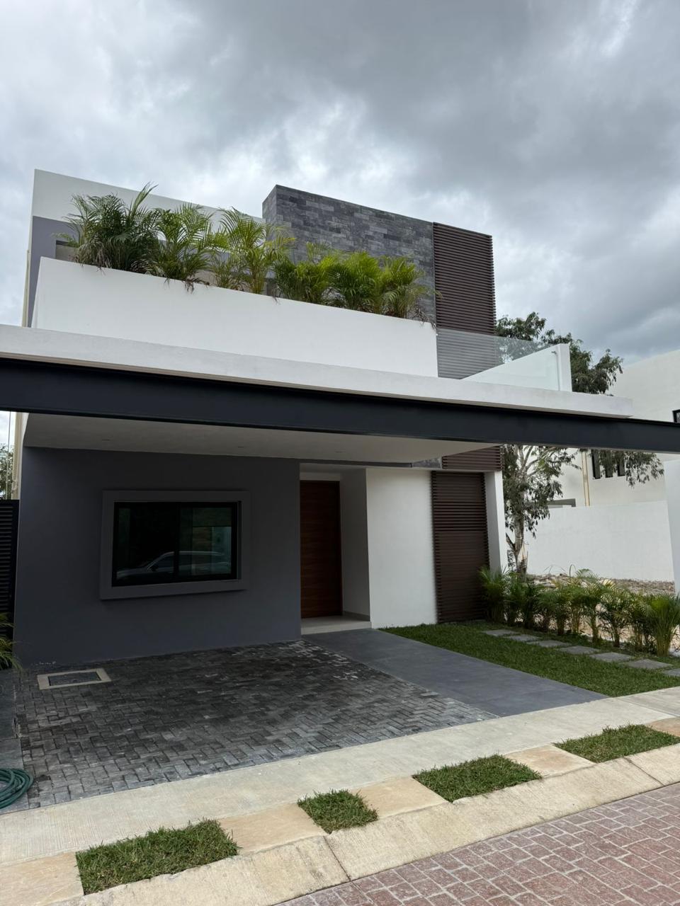 Casa en Vía Cumbres Cancún con alberca y 4 recámaras en Brisa 9. En venta o renta en zona premium de alta plusvalía.