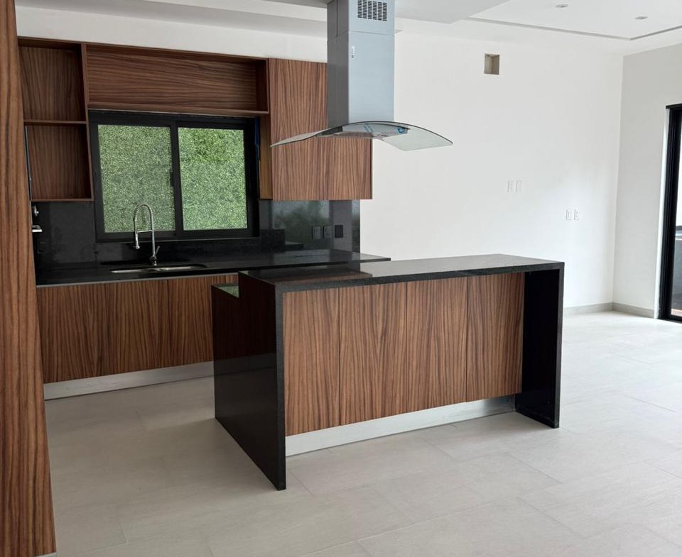 Casa en Vía Cumbres Cancún con alberca y 4 recámaras en Brisa 9. En venta o renta en zona premium de alta plusvalía.