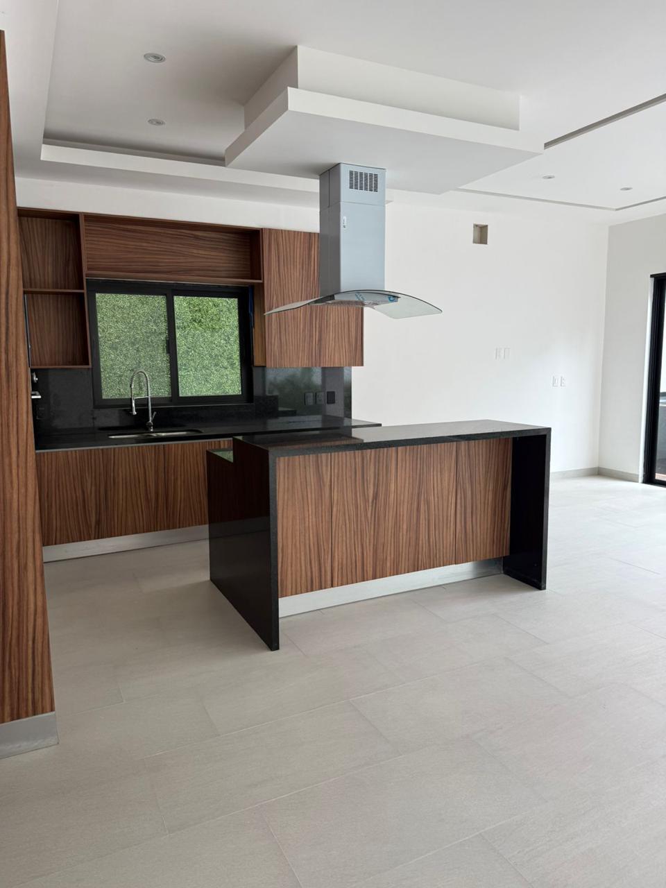 Casa en Vía Cumbres Cancún con alberca y 4 recámaras en Brisa 9. En venta o renta en zona premium de alta plusvalía.