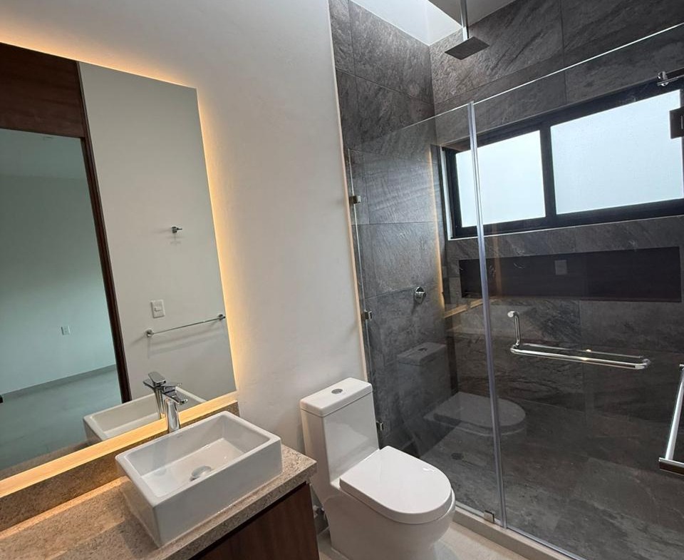 Casa en Vía Cumbres Cancún con alberca y 4 recámaras en Brisa 9. En venta o renta en zona premium de alta plusvalía.