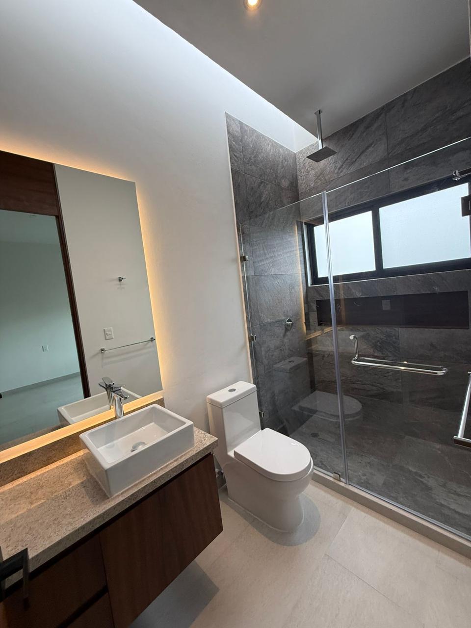 Casa en Vía Cumbres Cancún con alberca y 4 recámaras en Brisa 9. En venta o renta en zona premium de alta plusvalía.