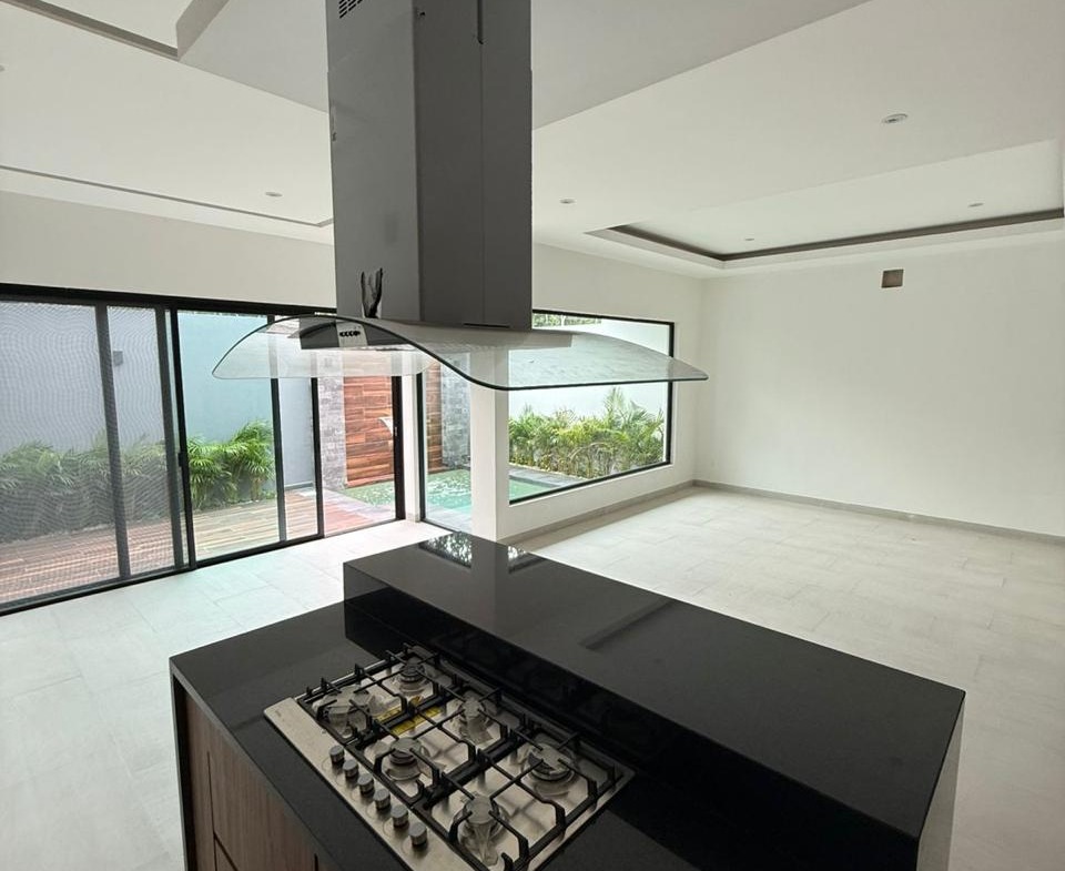 Casa en Vía Cumbres Cancún con alberca y 4 recámaras en Brisa 9. En venta o renta en zona premium de alta plusvalía.