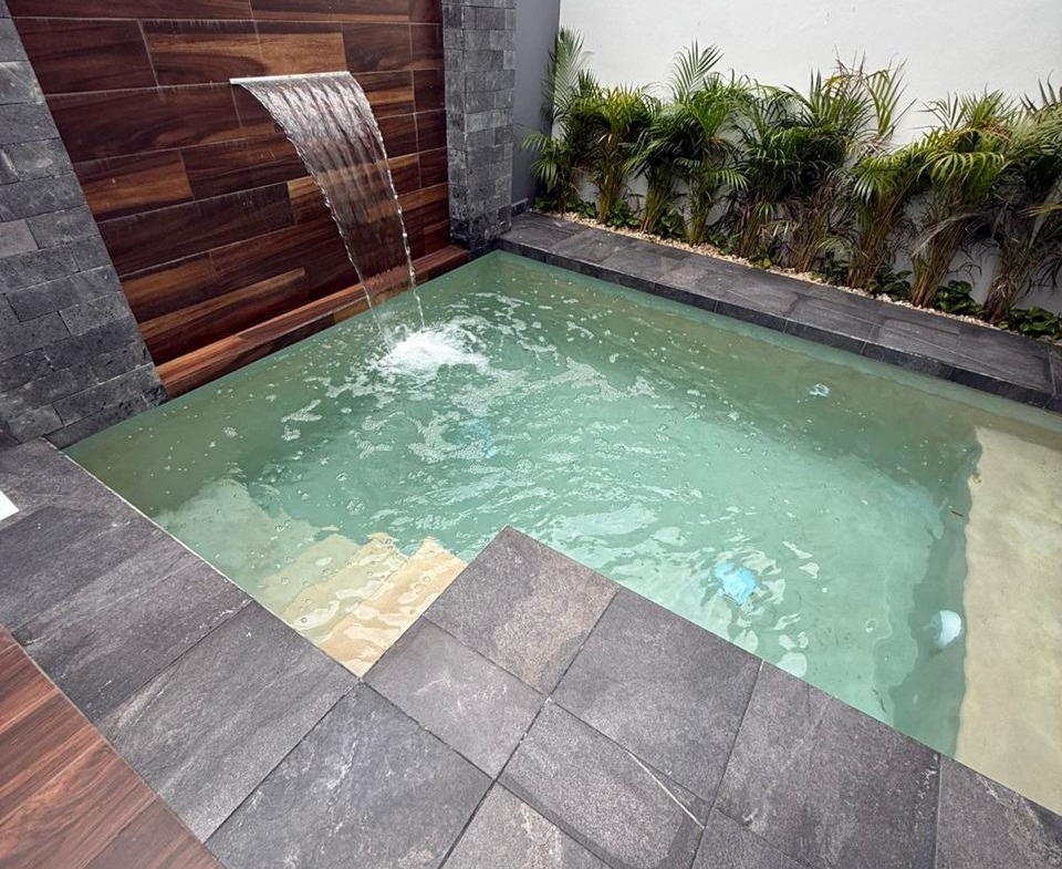 Casa en Vía Cumbres Cancún con alberca y 4 recámaras en Brisa 9. En venta o renta en zona premium de alta plusvalía.