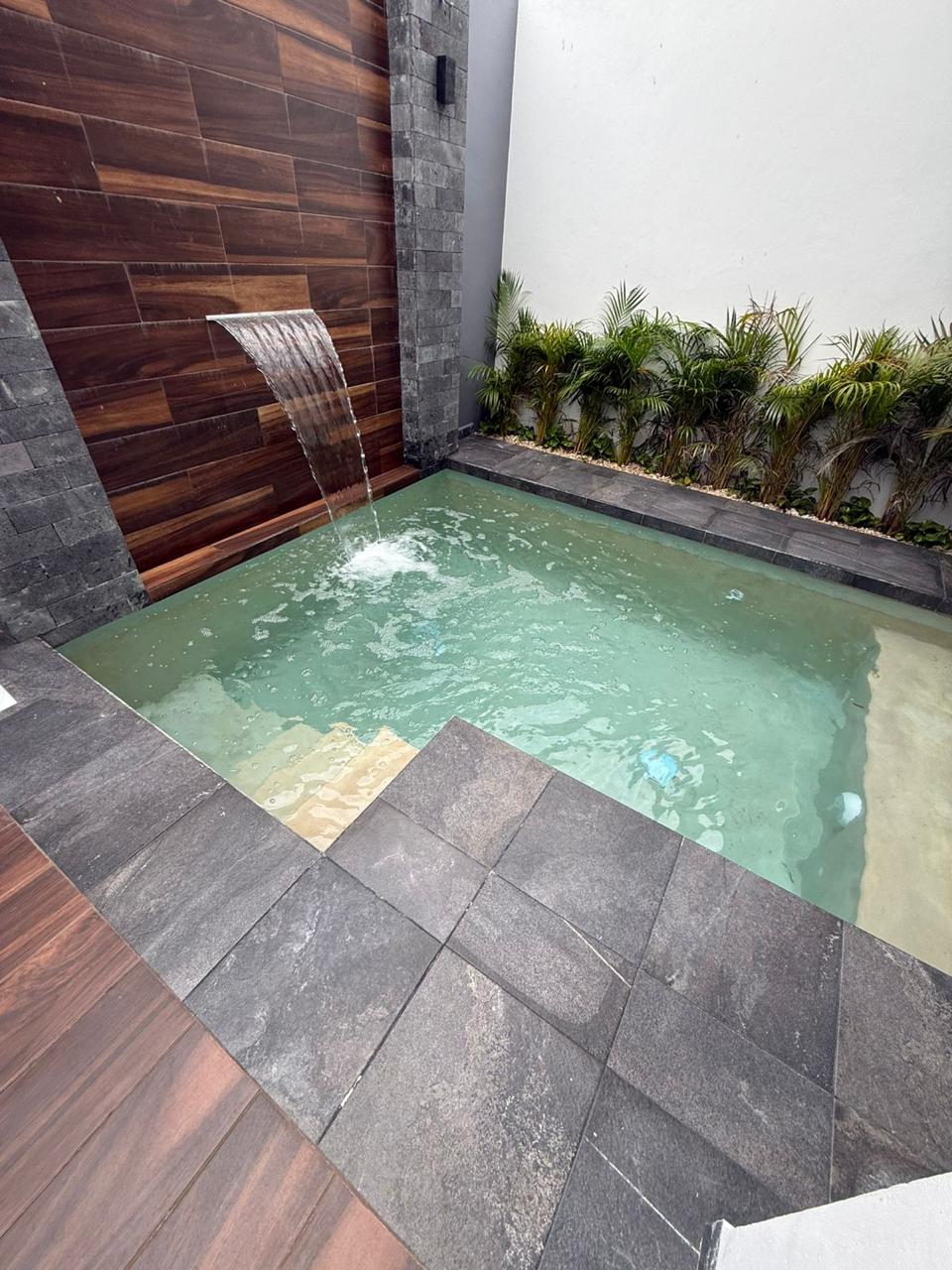 Casa en Vía Cumbres Cancún con alberca y 4 recámaras en Brisa 9. En venta o renta en zona premium de alta plusvalía.