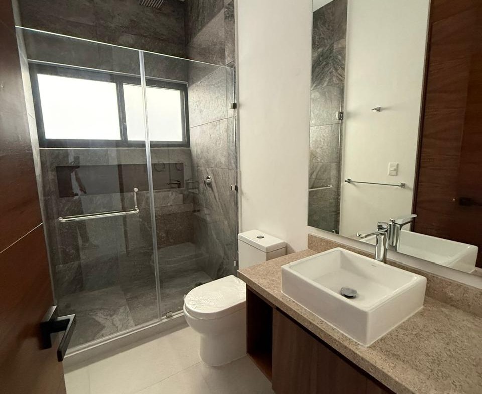 Casa en Vía Cumbres Cancún con alberca y 4 recámaras en Brisa 9. En venta o renta en zona premium de alta plusvalía.