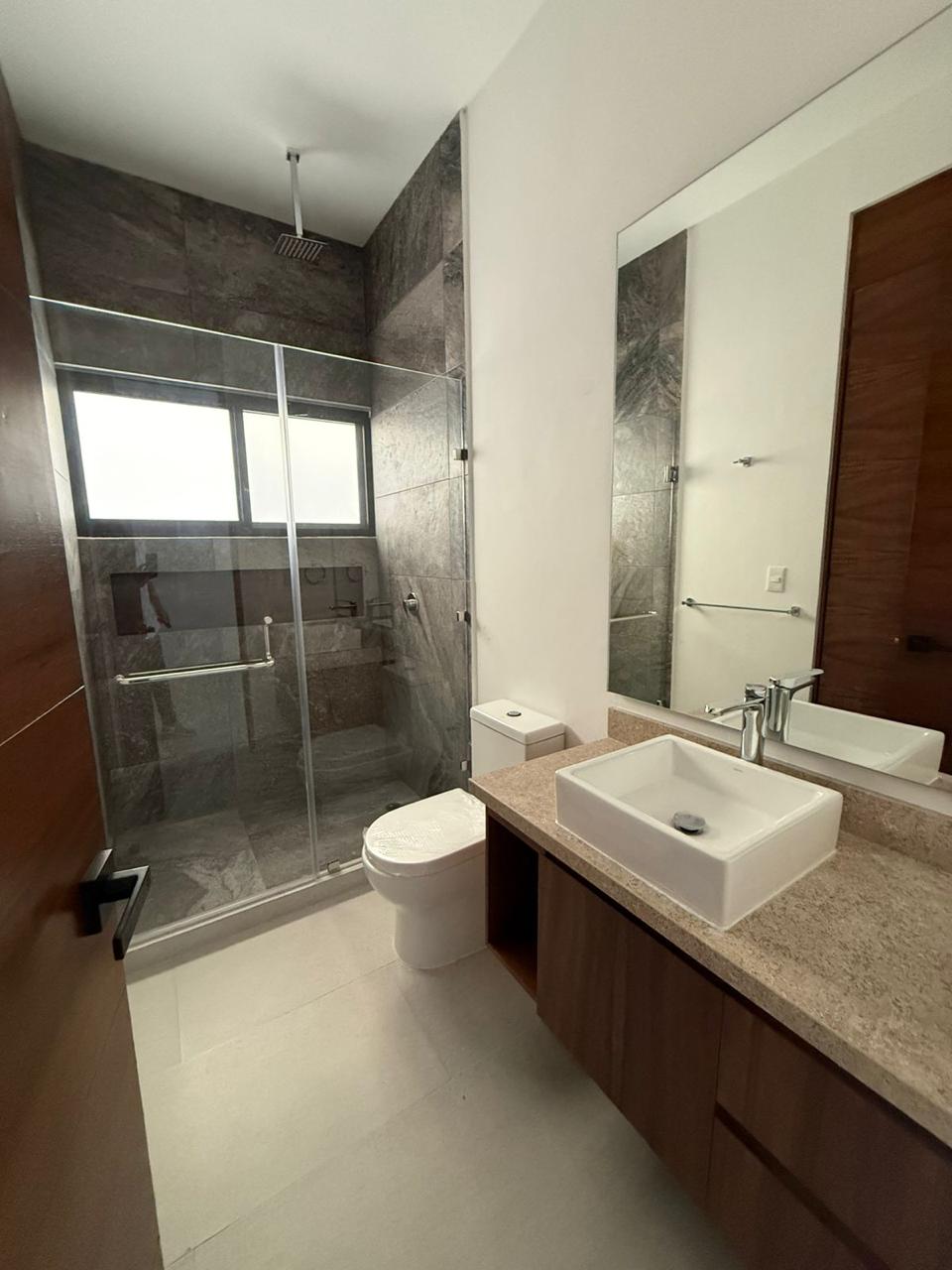 Casa en Vía Cumbres Cancún con alberca y 4 recámaras en Brisa 9. En venta o renta en zona premium de alta plusvalía.