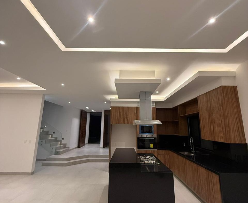 Casa en Vía Cumbres Cancún con alberca y 4 recámaras en Brisa 9. En venta o renta en zona premium de alta plusvalía.