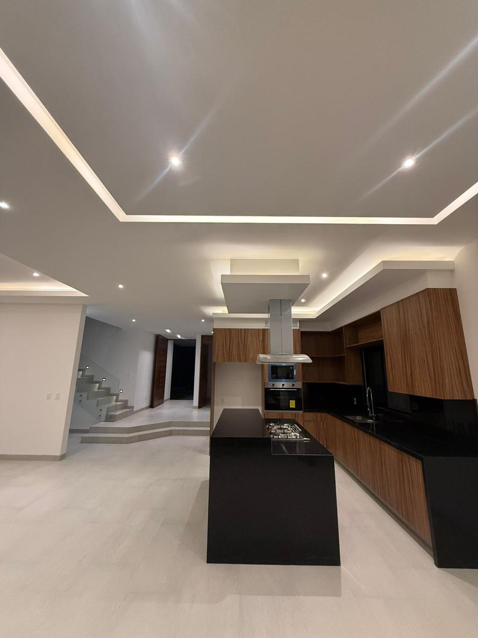 Casa en Vía Cumbres Cancún con alberca y 4 recámaras en Brisa 9. En venta o renta en zona premium de alta plusvalía.