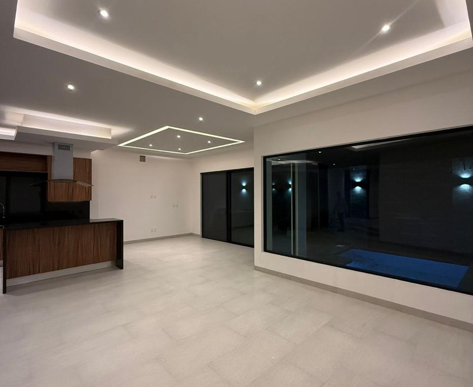 Casa en Vía Cumbres Cancún con alberca y 4 recámaras en Brisa 9. En venta o renta en zona premium de alta plusvalía.