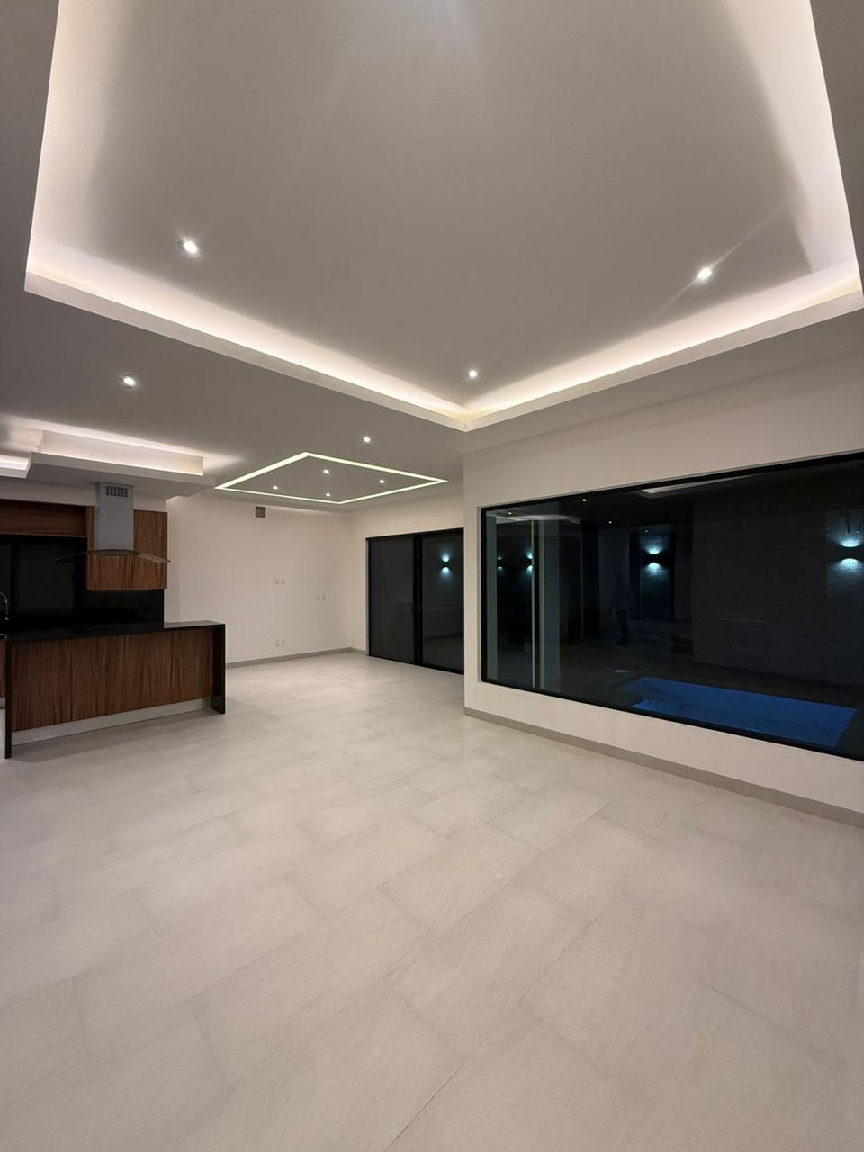 Casa en Vía Cumbres Cancún con alberca y 4 recámaras en Brisa 9. En venta o renta en zona premium de alta plusvalía.