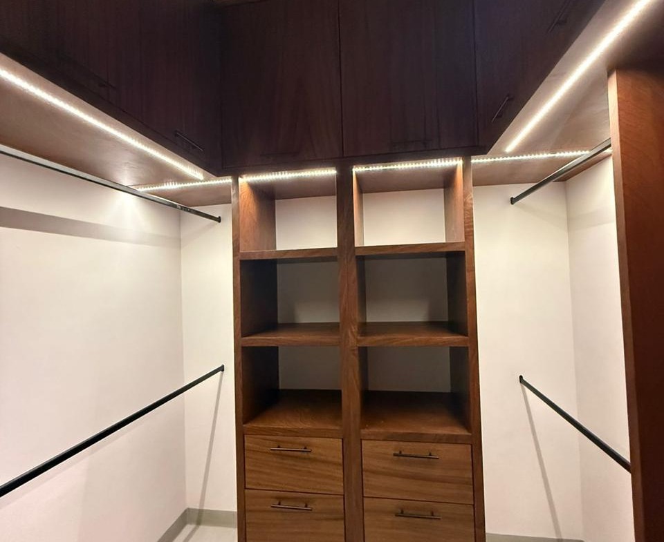 Casa en Vía Cumbres Cancún con alberca y 4 recámaras en Brisa 9. En venta o renta en zona premium de alta plusvalía.