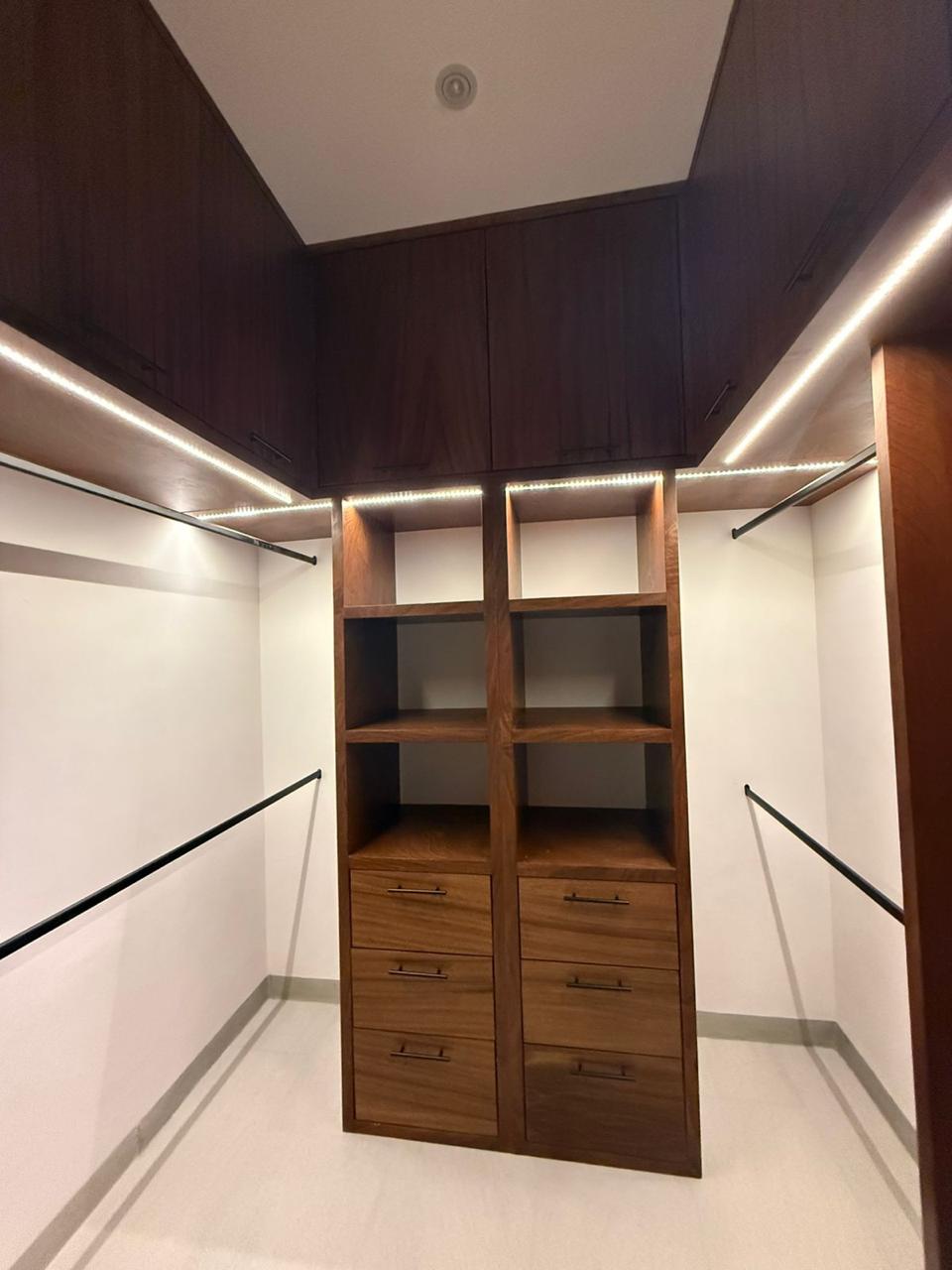 Casa en Vía Cumbres Cancún con alberca y 4 recámaras en Brisa 9. En venta o renta en zona premium de alta plusvalía.