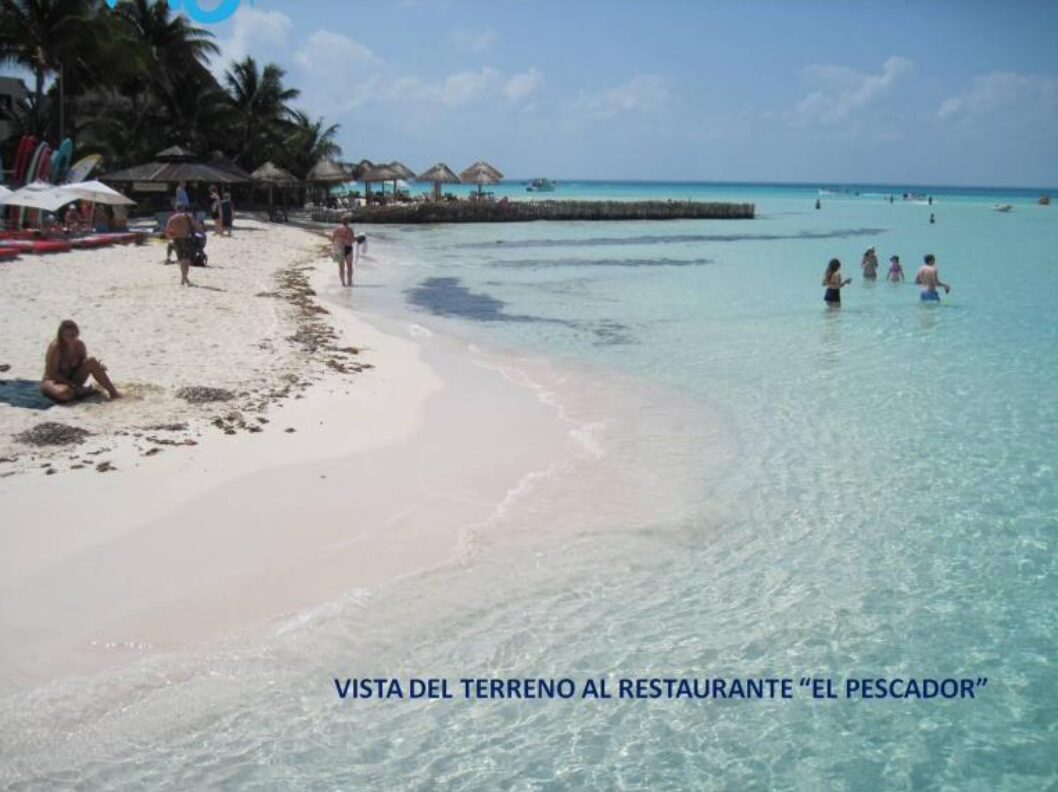 Terreno hotelero en Isla Mujeres frente de playa con 24,000 m² y alta densidad para desarrollo turístico.