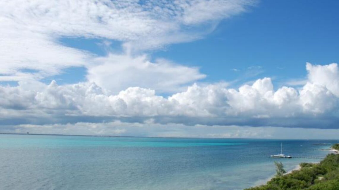 Terreno hotelero en Isla Mujeres frente de playa con 24,000 m² y alta densidad para desarrollo turístico.