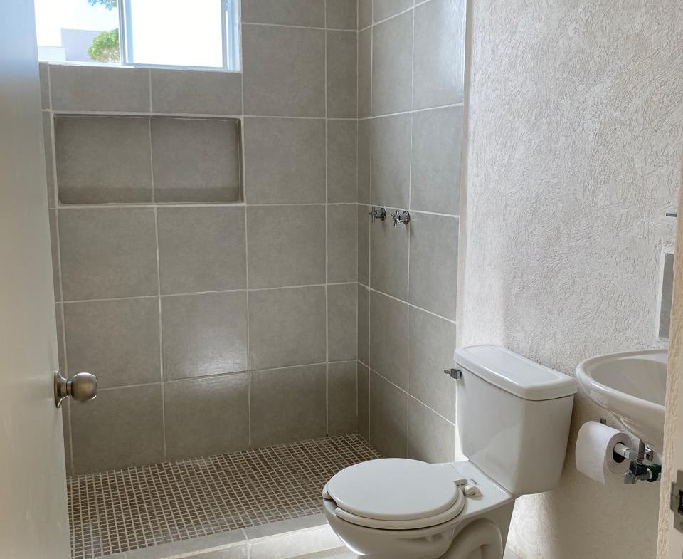 Departamento en venta en Cancún en Residencial Turquesa. 2 recámaras, seguridad 24 horas y amenidades cerca del Hospital General.