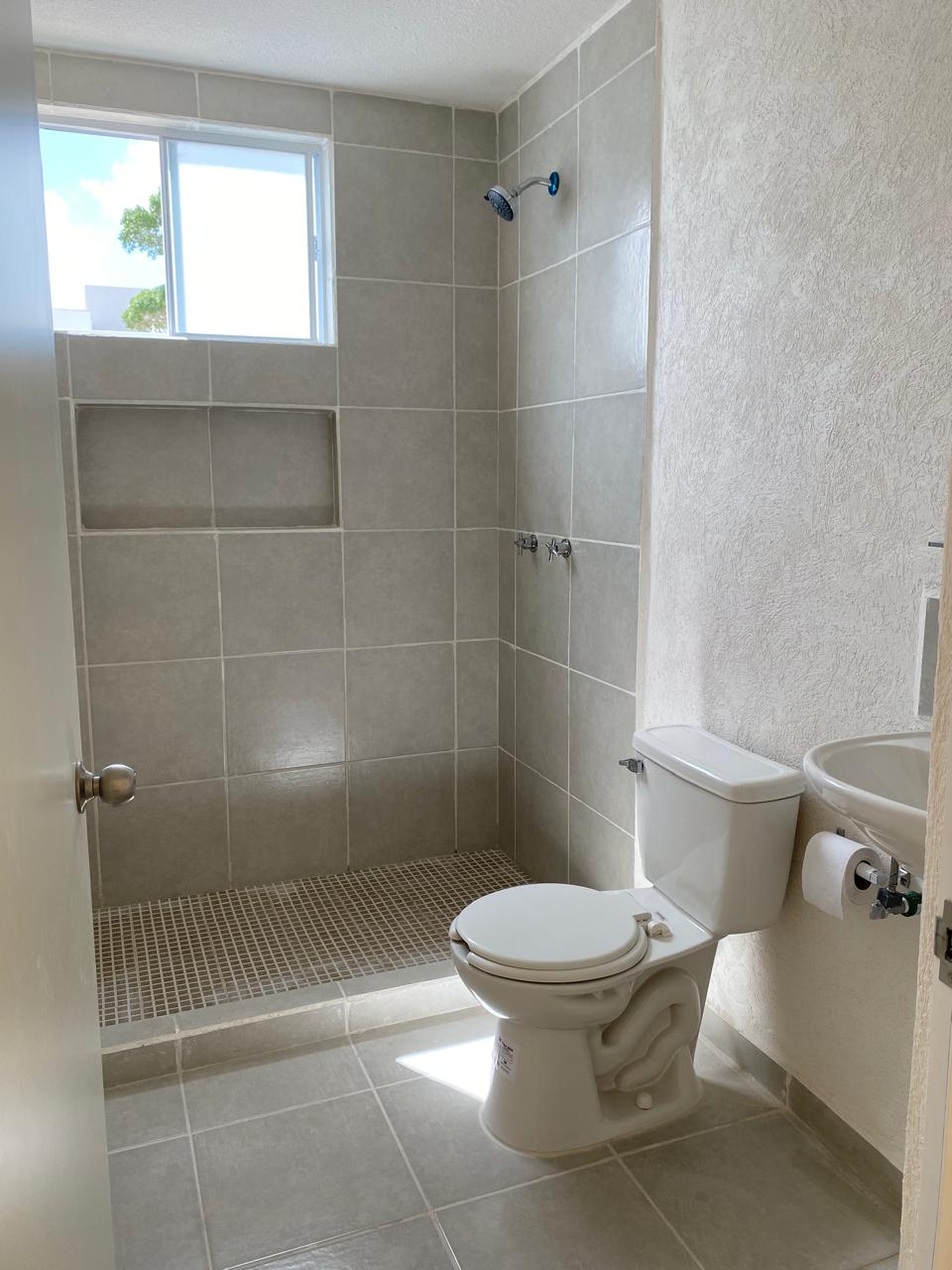 Departamento en venta en Cancún en Residencial Turquesa. 2 recámaras, seguridad 24 horas y amenidades cerca del Hospital General.