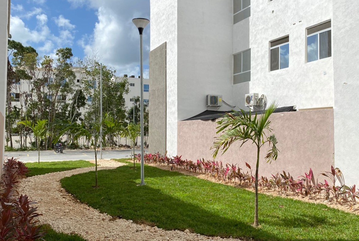 Departamento en venta en Cancún en Residencial Turquesa. 2 recámaras, seguridad 24 horas y amenidades cerca del Hospital General.