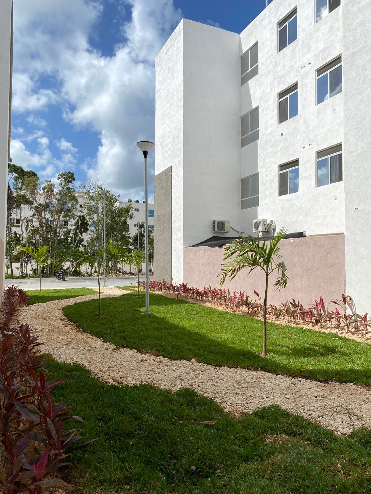 Departamento en venta en Cancún en Residencial Turquesa. 2 recámaras, seguridad 24 horas y amenidades cerca del Hospital General.
