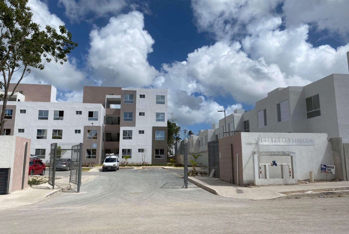 Departamento en venta en Cancún en Residencial Turquesa. 2 recámaras, seguridad 24 horas y amenidades cerca del Hospital General.