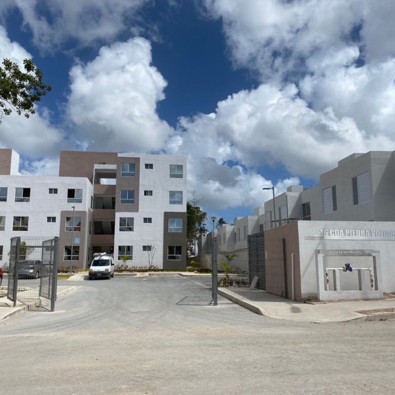 Departamento en venta en Cancún en Residencial Turquesa. 2 recámaras, seguridad 24 horas y amenidades cerca del Hospital General.