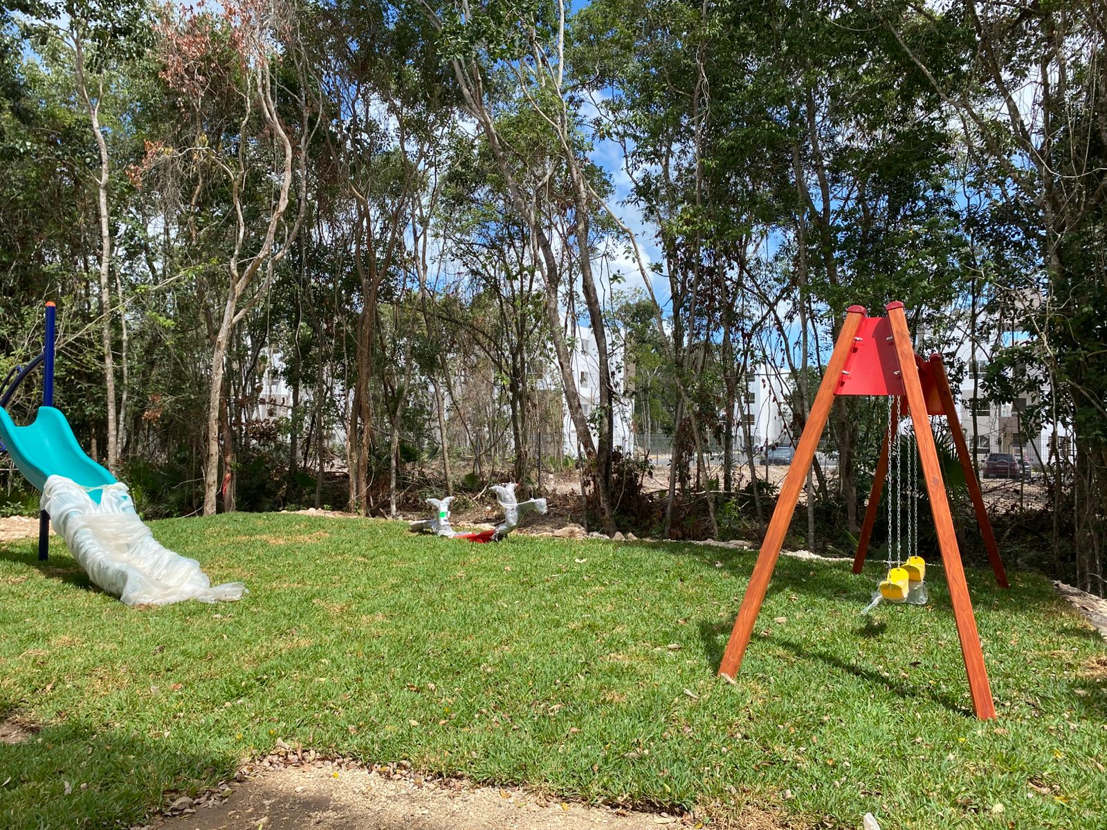 Departamento en venta en Cancún en Residencial Turquesa. 2 recámaras, seguridad 24 horas y amenidades cerca del Hospital General.