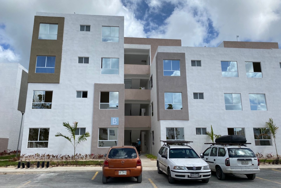 Departamento en venta en Cancún en Residencial Turquesa. 2 recámaras, seguridad 24 horas y amenidades cerca del Hospital General.