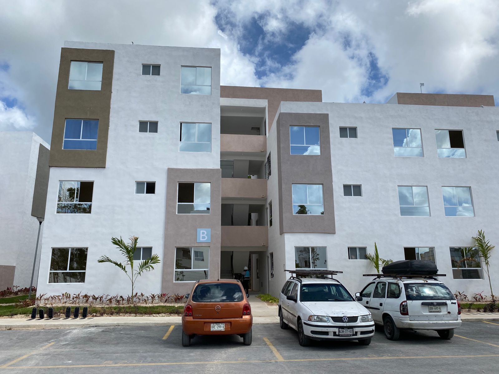 Departamento en venta en Cancún en Residencial Turquesa. 2 recámaras, seguridad 24 horas y amenidades cerca del Hospital General.