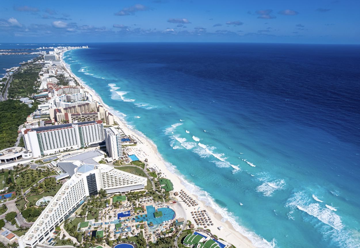Vista aérea de la Zona Hotelera de Cancún y el mar Caribe