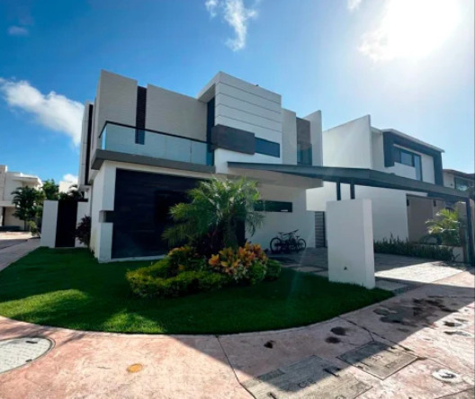 Casa en renta en Lagos del Sol Cancún con alberca privada, jardín y 4 recámaras.
