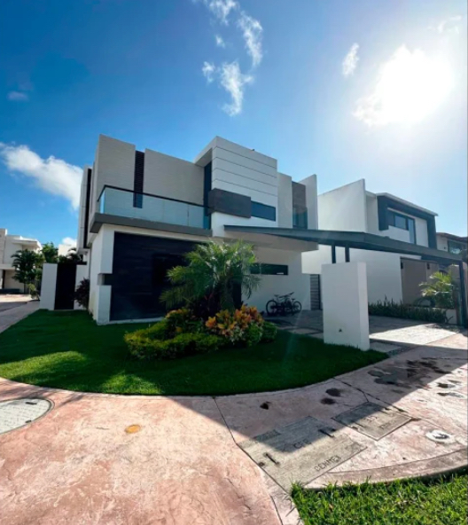 Casa en renta en Lagos del Sol Cancún con alberca privada, jardín y 4 recámaras.