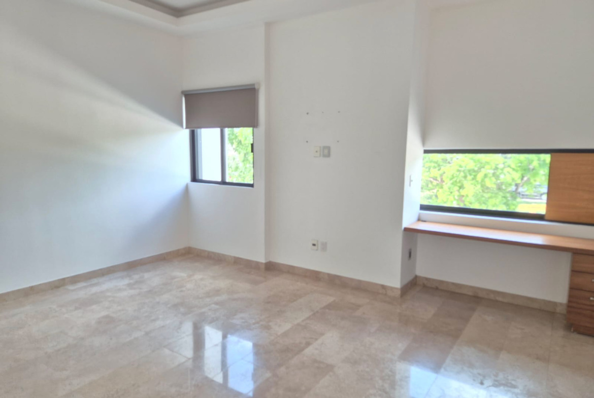 Casa en renta en Lagos del Sol Cancún con alberca privada, jardín y 4 recámaras.