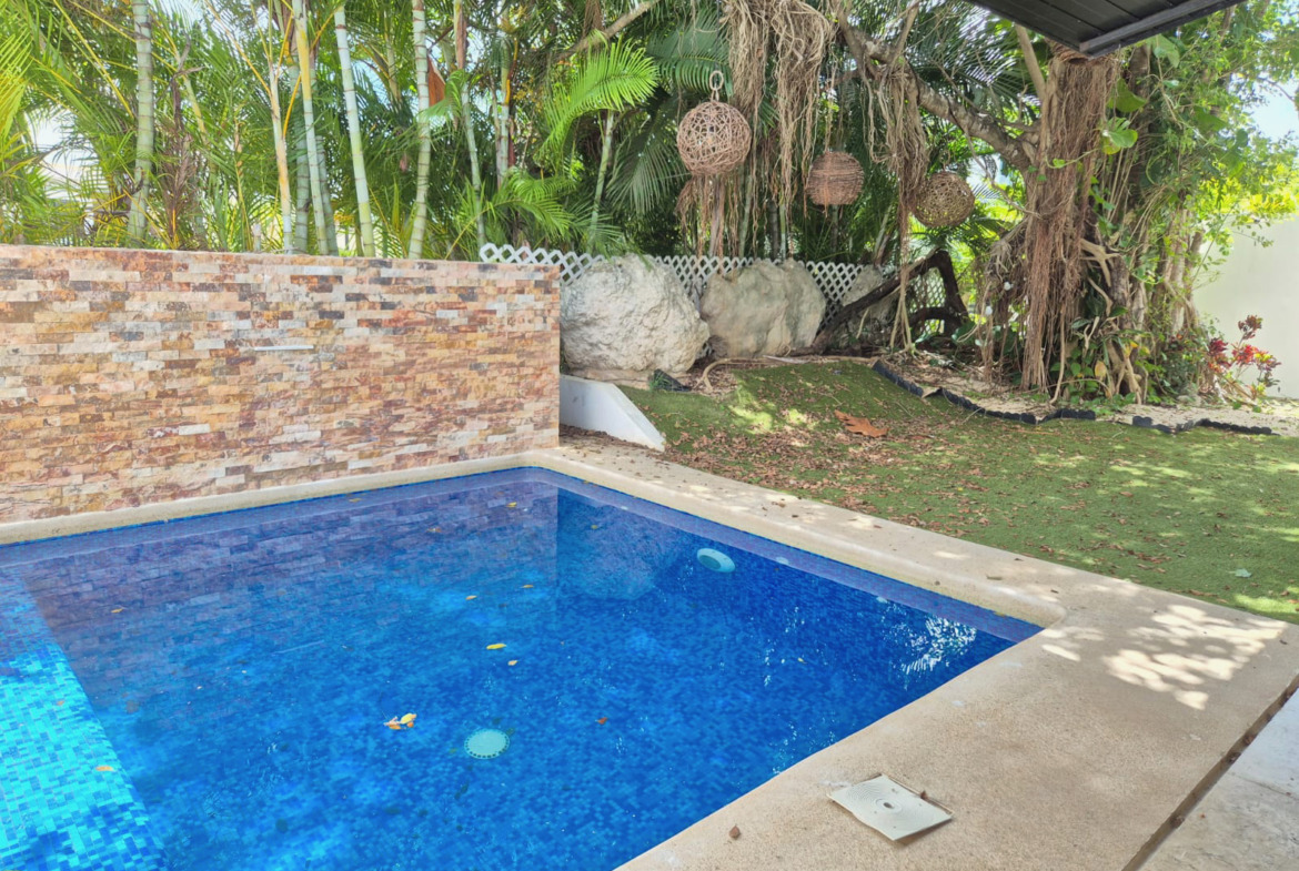 Casa en renta en Lagos del Sol Cancún con alberca privada, jardín y 4 recámaras.