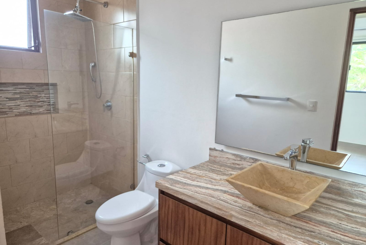 Casa en renta en Lagos del Sol Cancún con alberca privada, jardín y 4 recámaras.