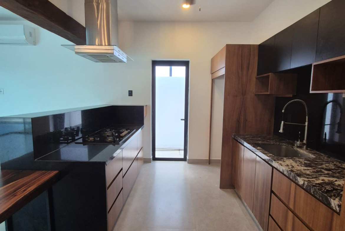 Casa en renta en Lagos del Sol Cancún con alberca privada, jardín y 4 recámaras.