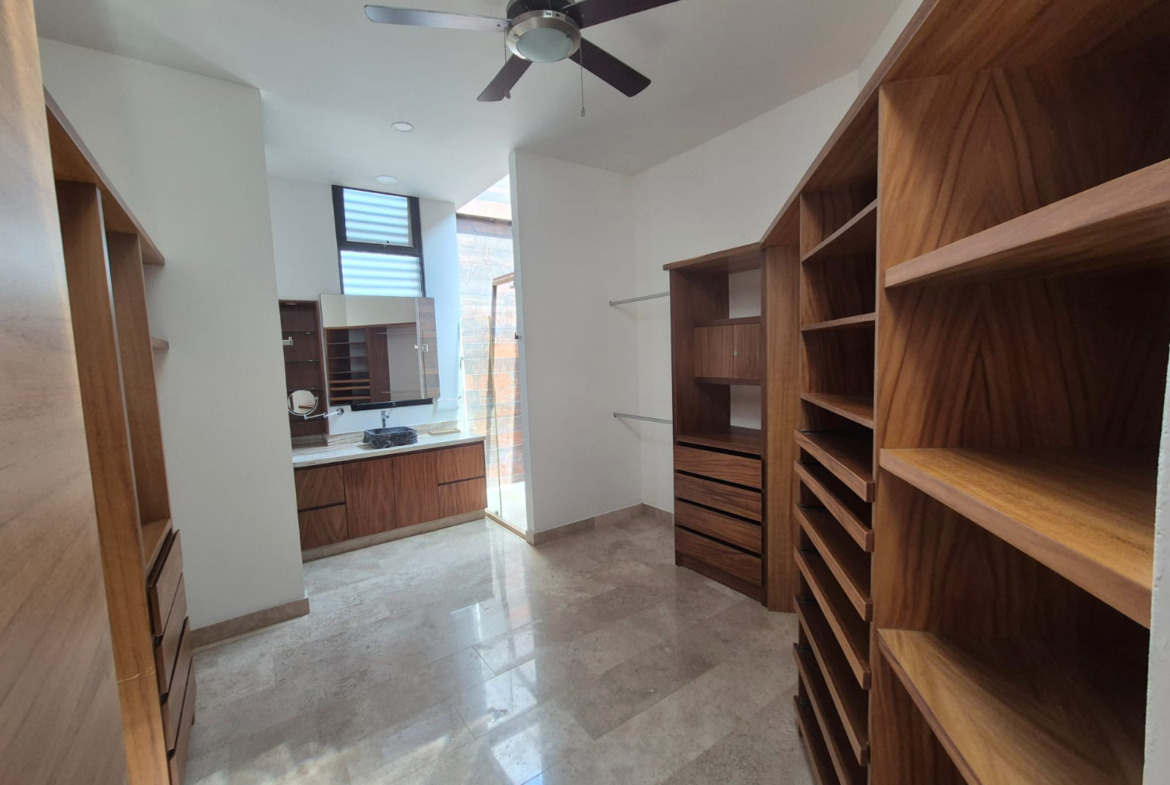 Casa en renta en Lagos del Sol Cancún con alberca privada, jardín y 4 recámaras.