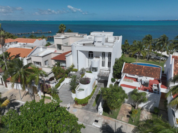 Villa de lujo frente al mar en Privada Albatros Zona Hotelera Cancún con acceso directo a la playa y vistas al Mar Caribe