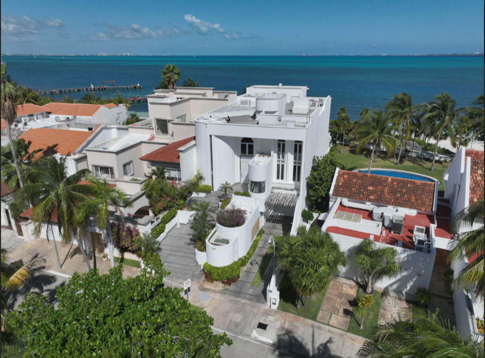 Villa de lujo frente al mar en Privada Albatros Zona Hotelera Cancún con acceso directo a la playa y vistas al Mar Caribe