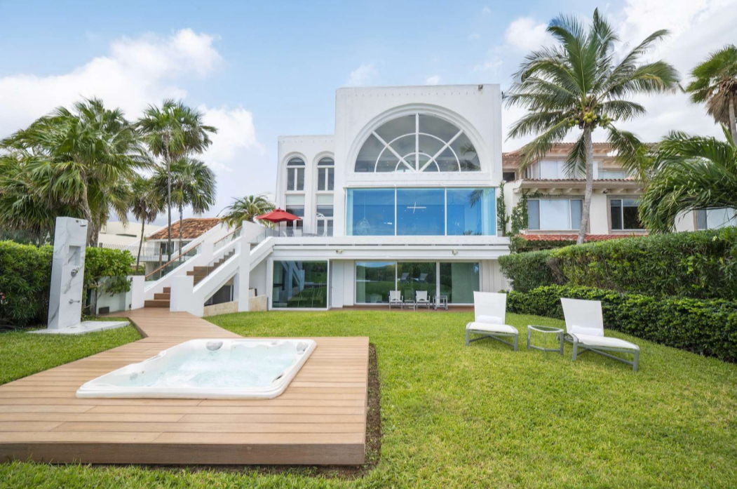 Villa de lujo frente al mar en Privada Albatros Zona Hotelera Cancún con acceso directo a la playa y vistas al Mar Caribe