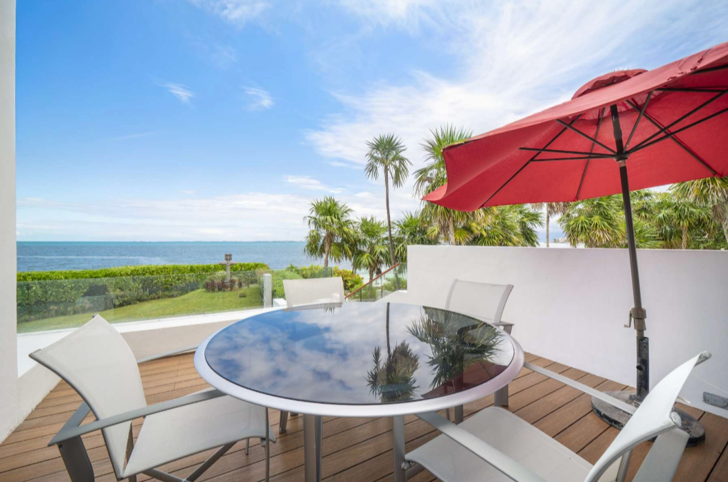 Villa de lujo frente al mar en Privada Albatros Zona Hotelera Cancún con acceso directo a la playa y vistas al Mar Caribe
