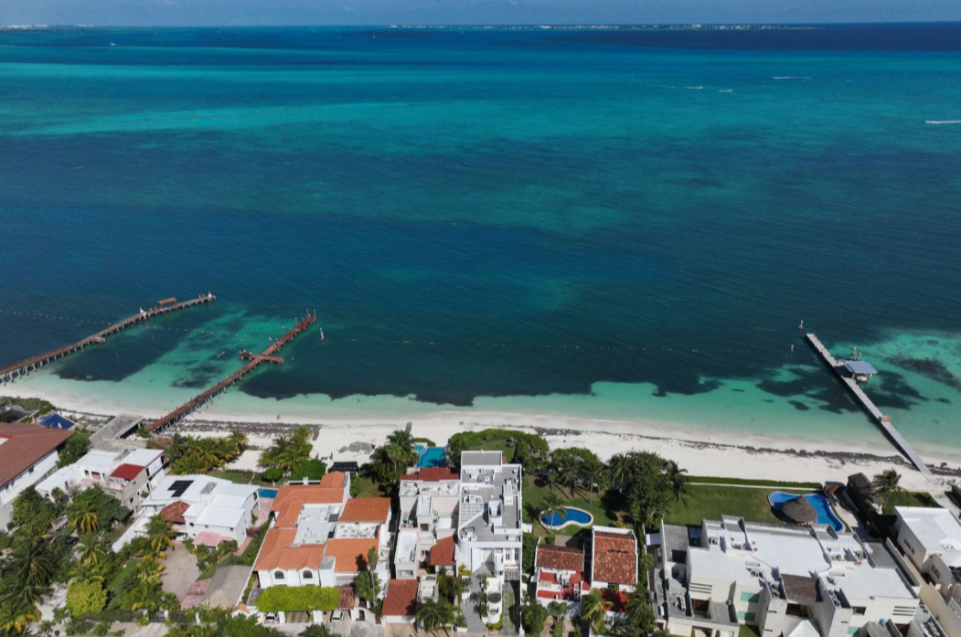 Villa de lujo frente al mar en Privada Albatros Zona Hotelera Cancún con acceso directo a la playa y vistas al Mar Caribe